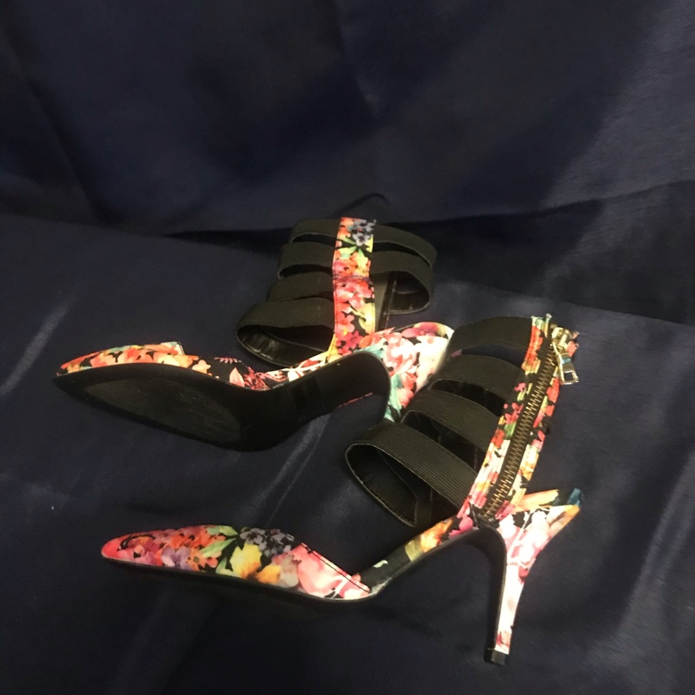 WOMEN CLOSE TOE FLORAL ANKLE STRAP HEELS